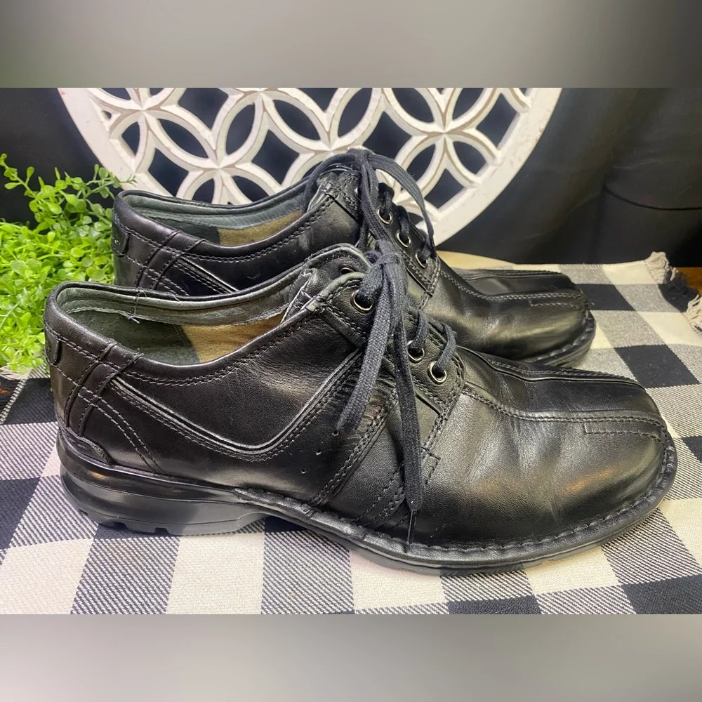 Clarks Black Leather Lace-Up Oxfords‎